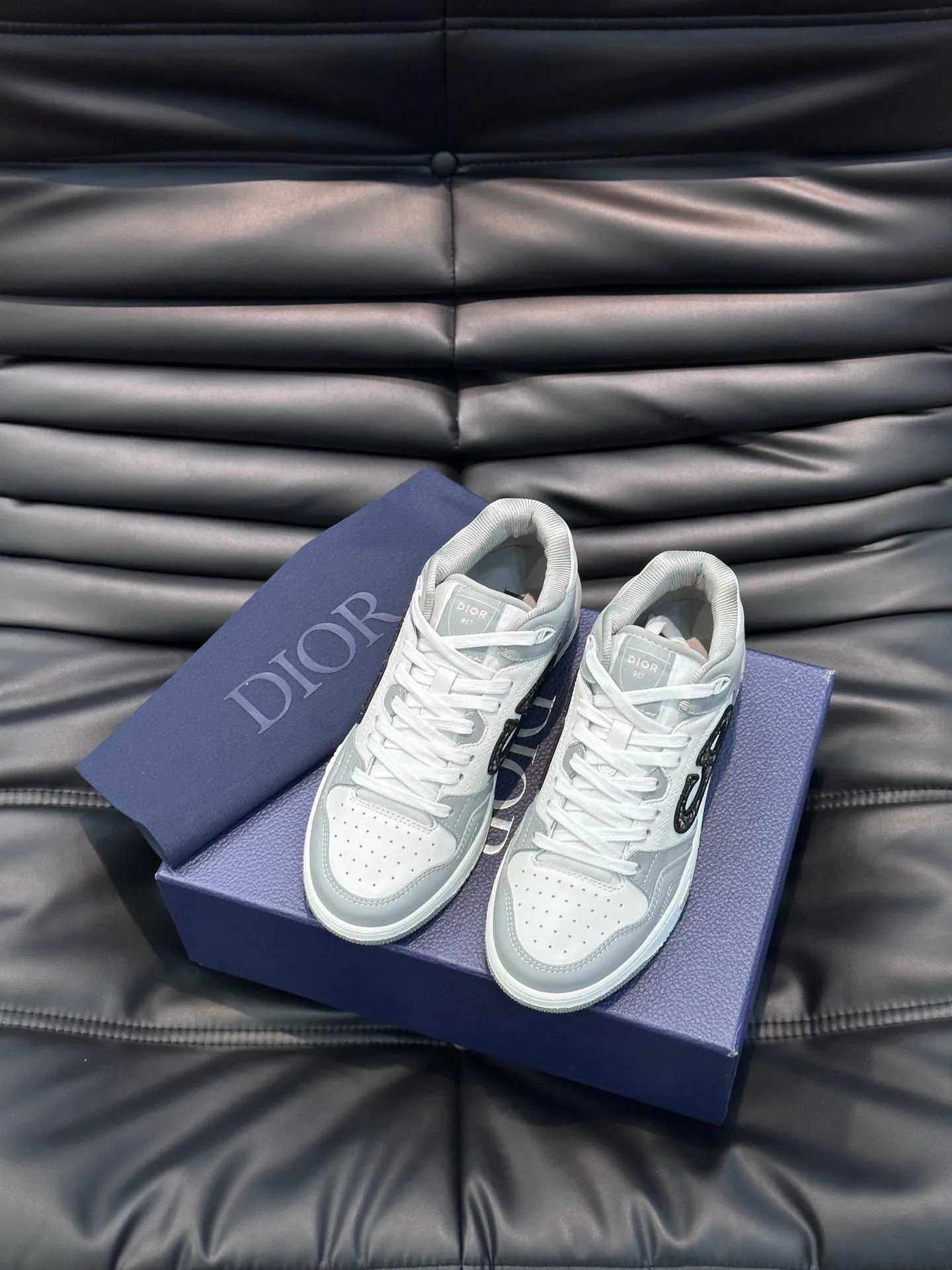 Ex-factory price: 440💰DIOB57 mid-top sneakers are shipped. This B57 mid-top sneaker is a new product in the 2024 spring men's wear series. It reinterprets the basketball shoe design and has become a classic item of Dior. Mid-top lace-up style crafted from color-blocked cow leather with contrasting suede and a CD logo displayed on the side. The tongue is decorated with the Dior B57 logo, and various distinctive details enhance the style. The CD logo eyelet details, upper stitching and rubber panels highlight the dynamic charm of its sports style. With two-color rubber sole, mesh fabric lining and cotton lining for foot padding, the upper foot is comfortable and breathable. Can be paired with a variety of clothing to create a sophisticated look. Code 38-44, (45 can be customized)